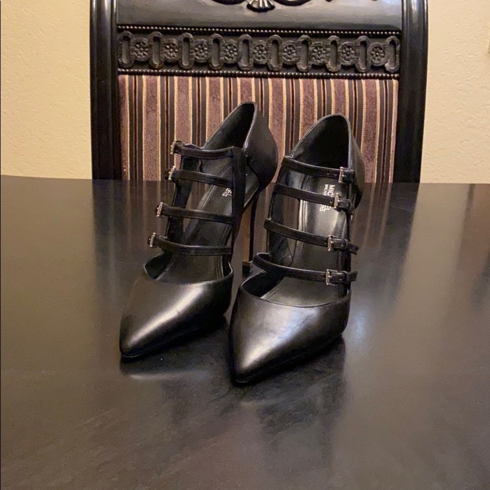🌹Michael Kors Strappy Black Buckle Pumps🌹